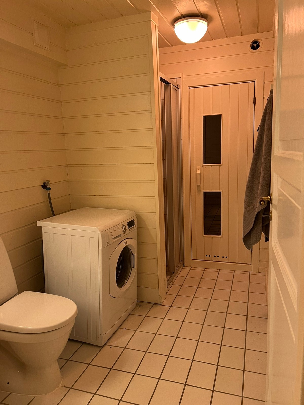 Bad med inngang til badstue som er koblet ut og kan benyttes som bod Galleribilde