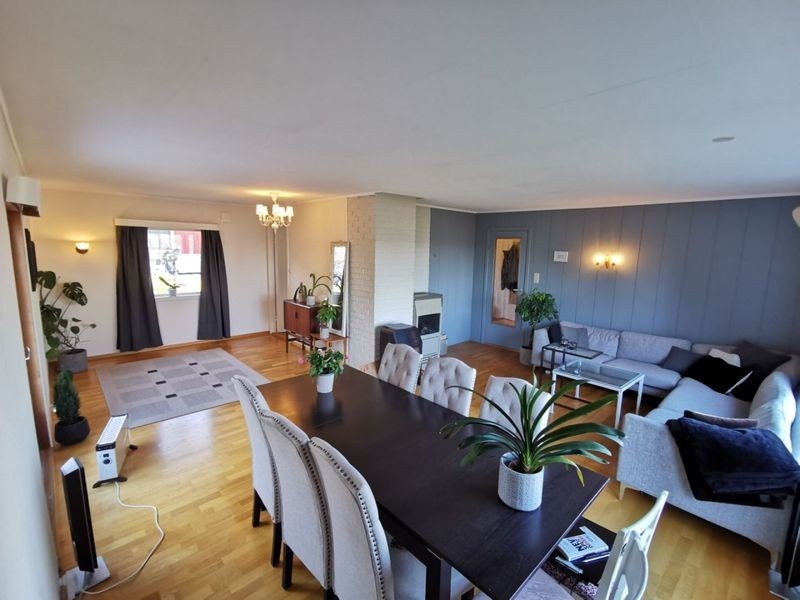 Åpen og lys stue med sofagruppe, spisestue og ekstra plass. (Ny og annen peis satt inn i 2023) Galleribilde