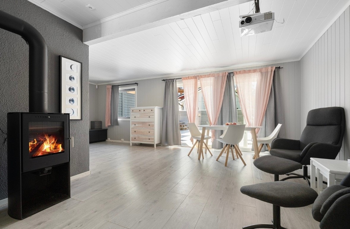 Lun og fin stue med varme i gulv i tillegg til vedovn Galleribilde