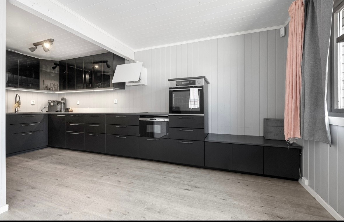 Stilrent kjøkken med masse plass til kjøkkenartiklene Galleribilde