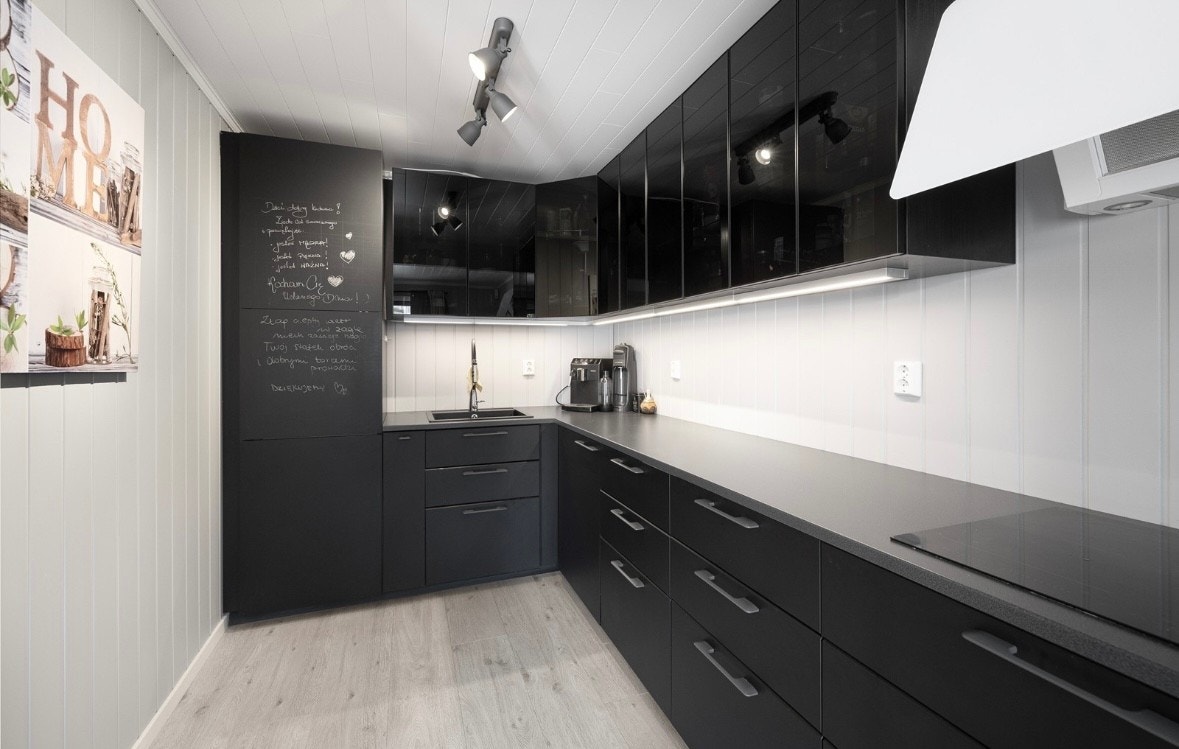 Her er alle hvitevarene som stekeovn, mikro, platetopp, kjøleskap og oppvaskmaskin integrerte Galleribilde