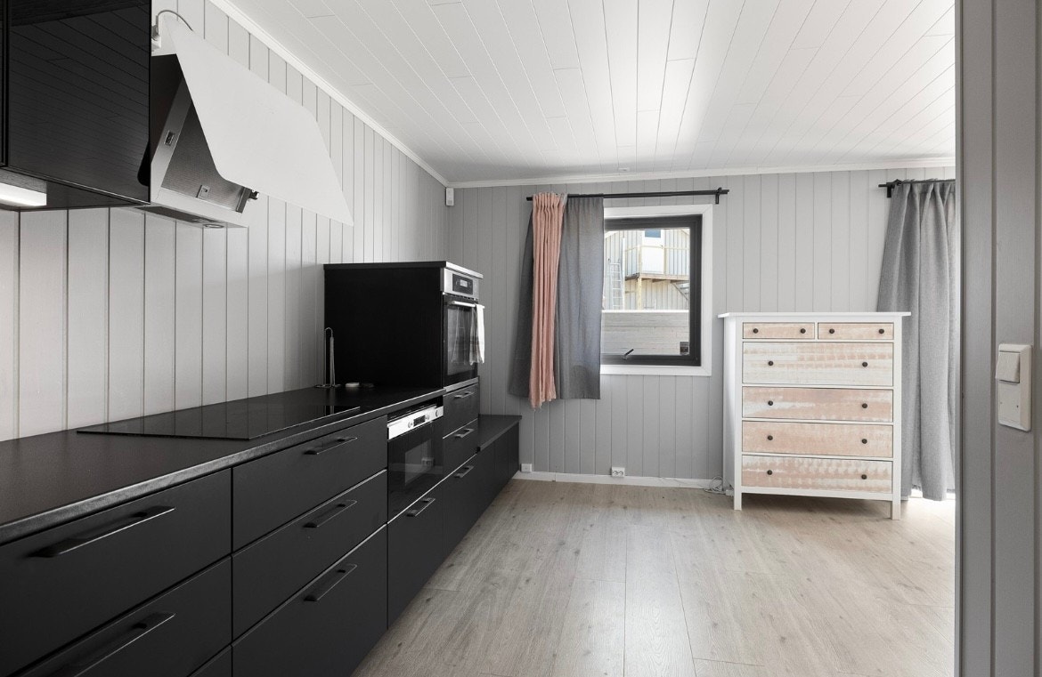 Like ved kjøkkenet får man plass til en liten spisegruppe Galleribilde