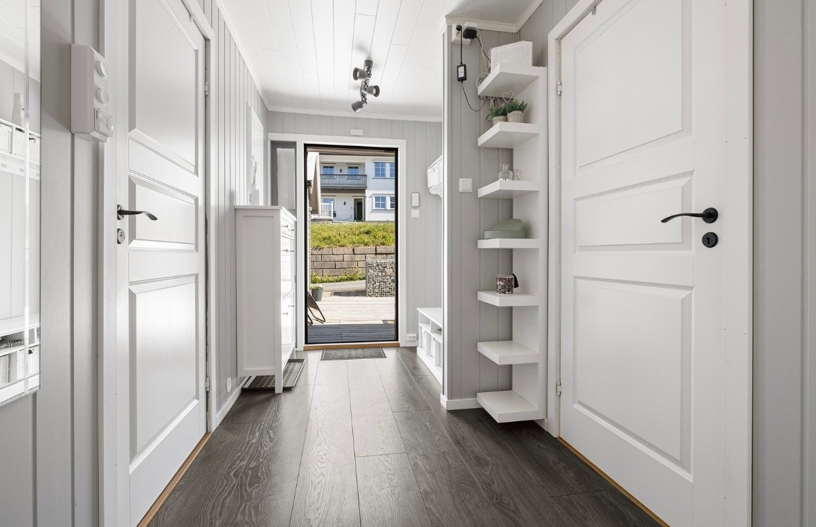 Velkommen inn til en lys entré med moderne overflater Galleribilde