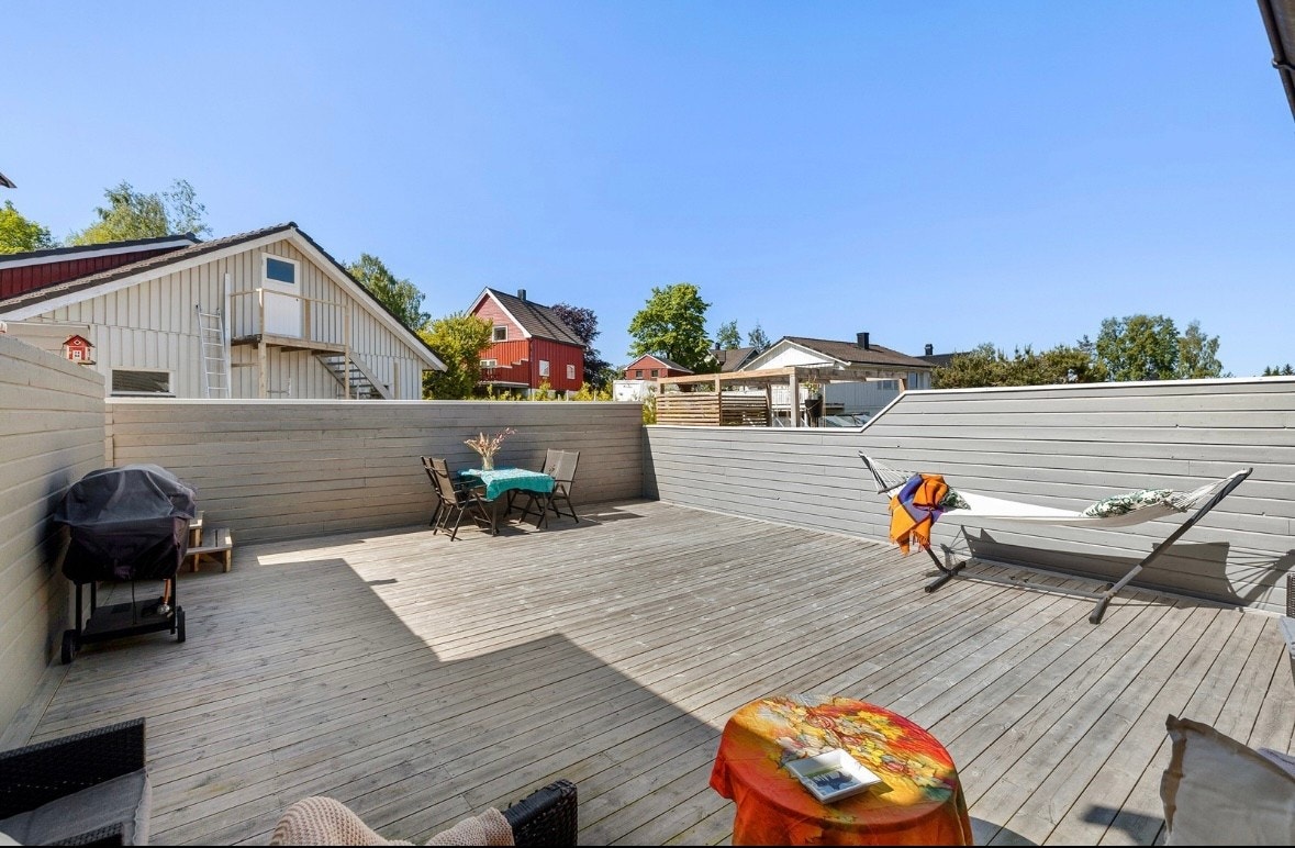 Terrassen med utgang fra stuen er meget romslig og har god solgang Galleribilde