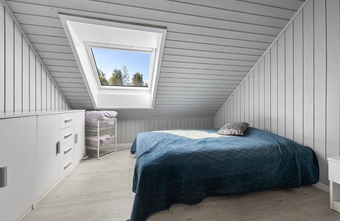 Soverom 2 har godt med plass til både en stor seng og garderobeløsning Galleribilde