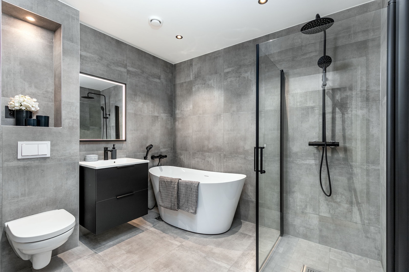 Bilde fra tidligere leverte boliger. Påkostede bad med tidsriktige 60x60 fliser fra Flisekompaniet. Galleribilde