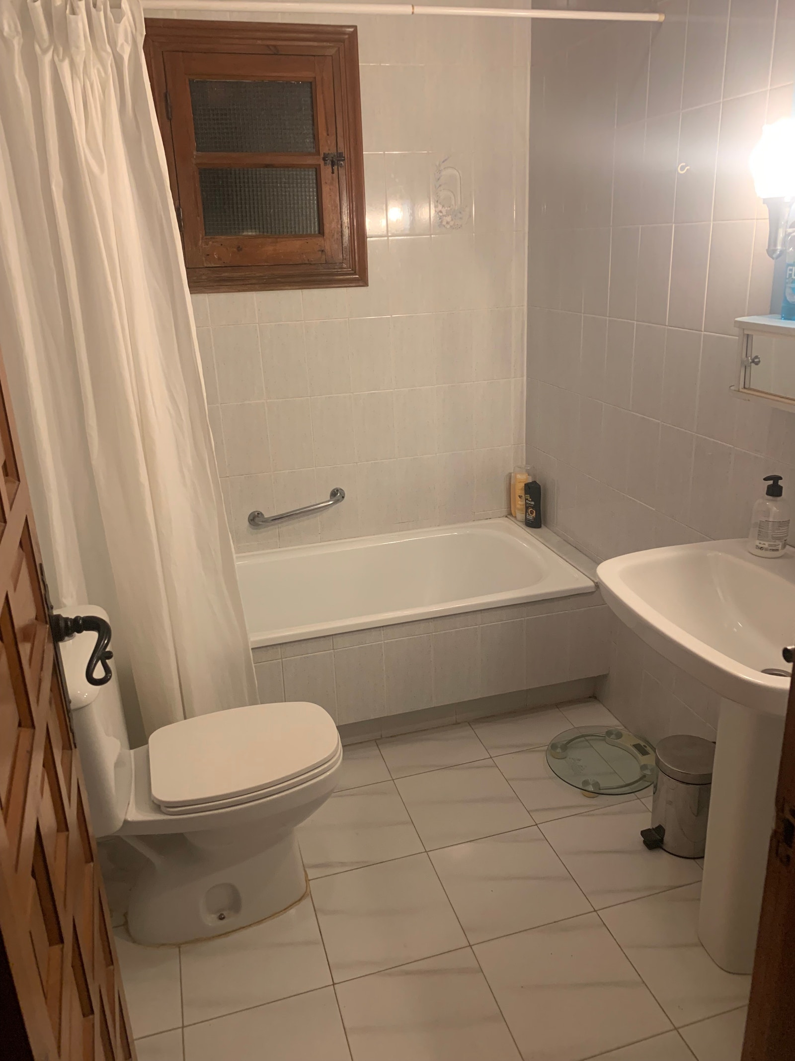 Badekar med dusj, wc og servant på bad Galleribilde