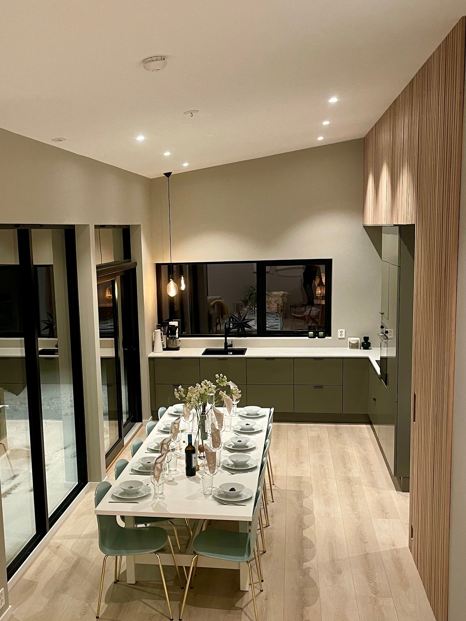 Kjøkken møblert med stort spisebord Galleribilde