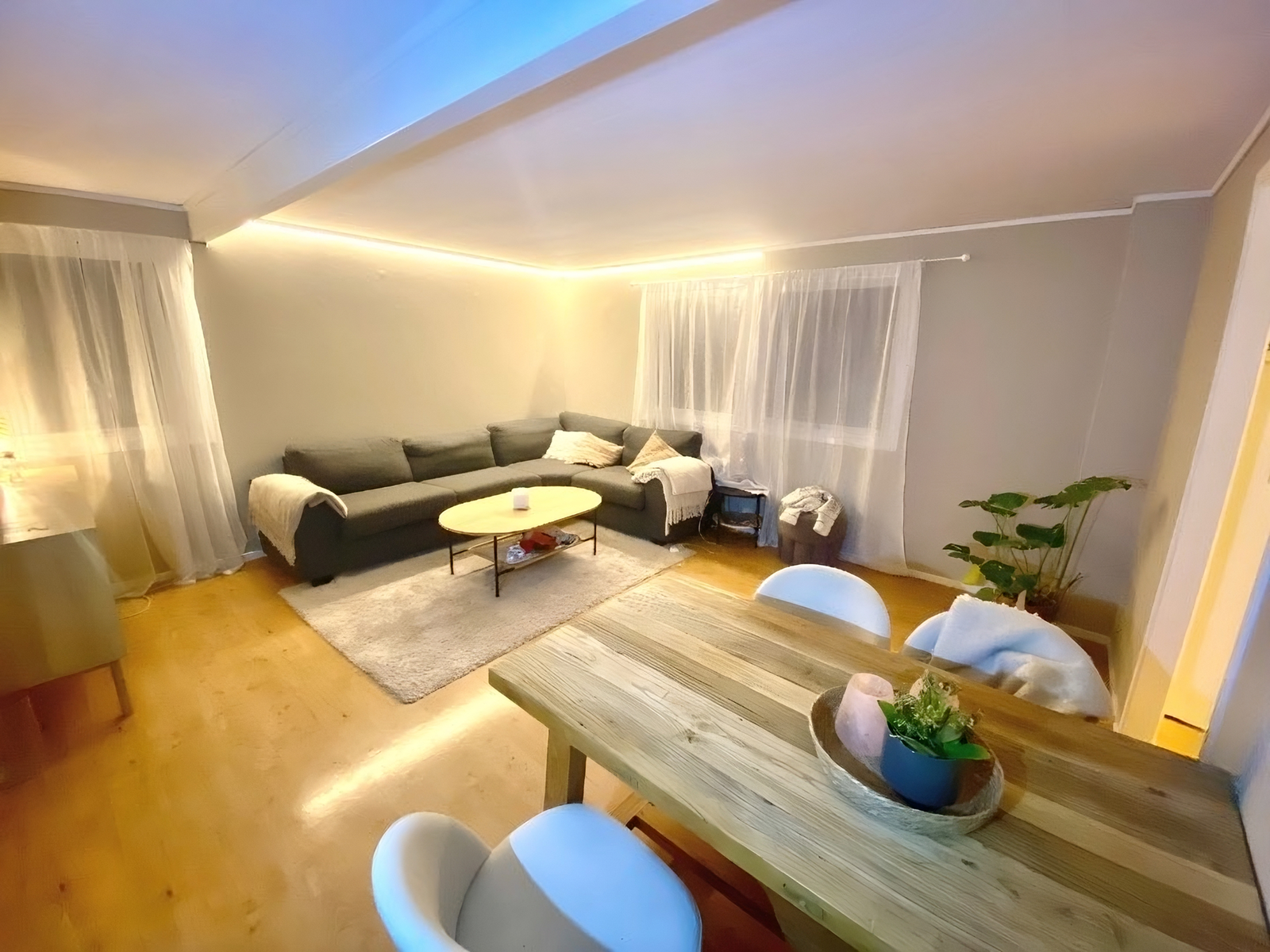 Stue med sofa, sofabord, skjenk. Bildet tatt på vinteren. Galleribilde