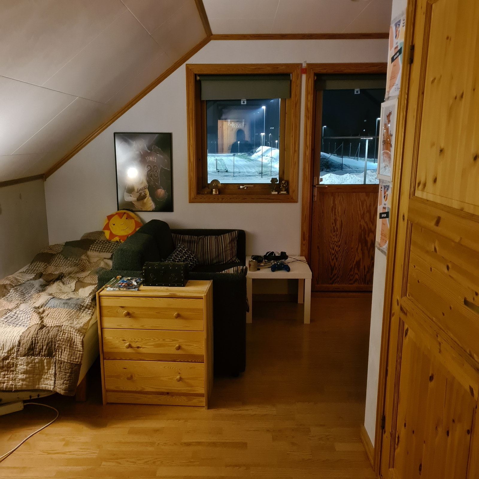 Soverom med balkong og utsikt over ak Galleribilde