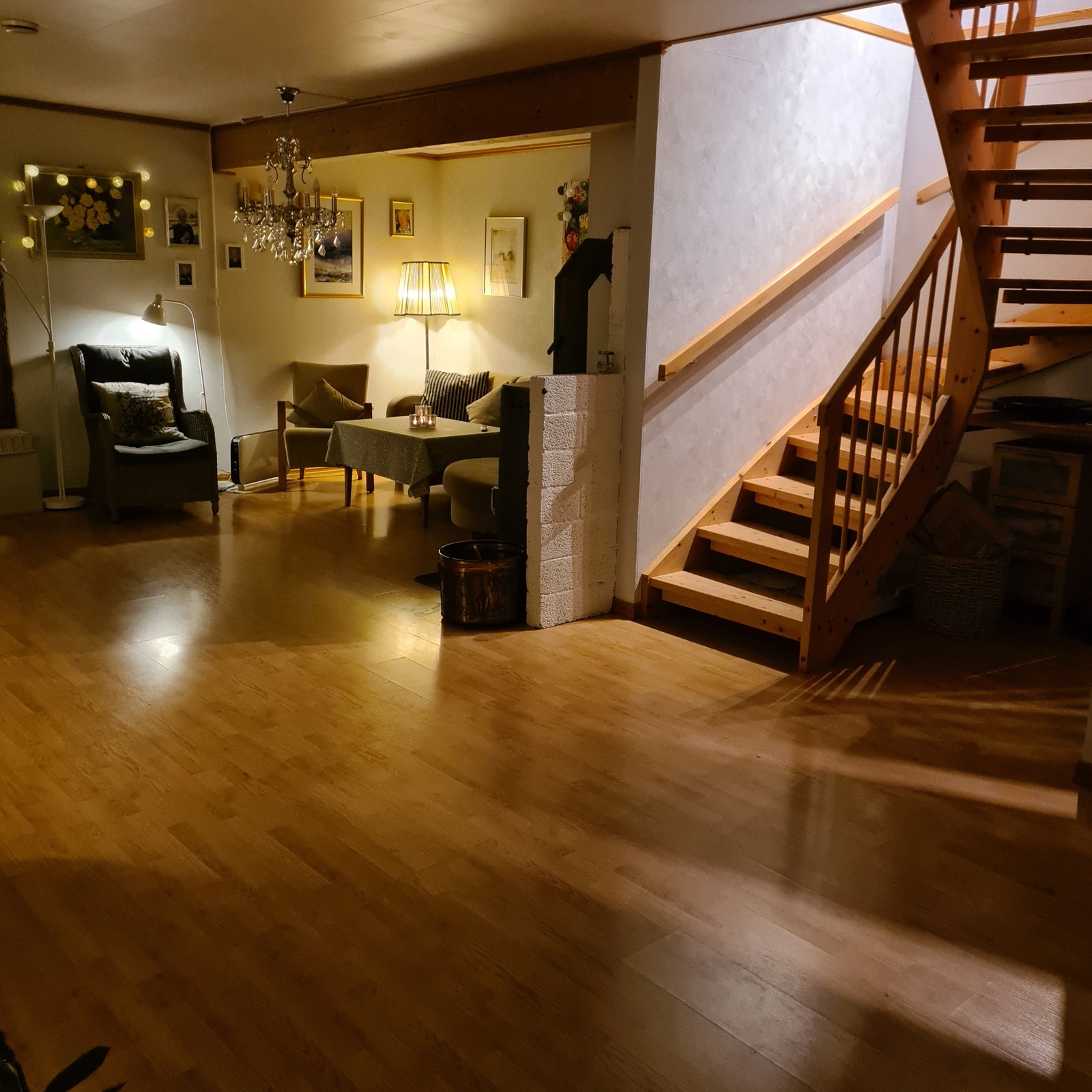 Vinkeltrappen opp til 2. etasje. Galleribilde