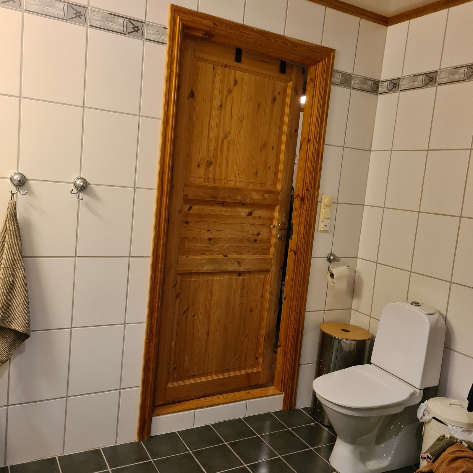 Stort flislagt baderom med varmekabler, ca 8m`2 Galleribilde