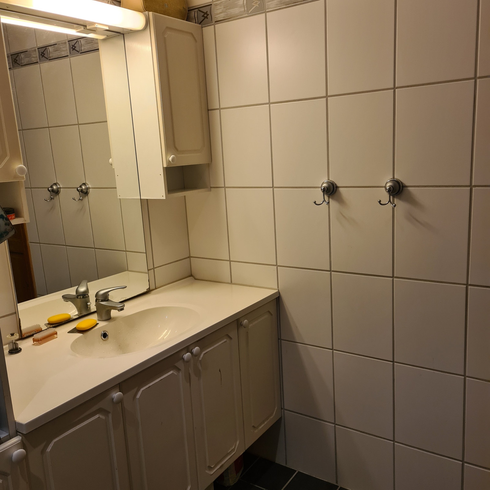 Godt med skapplass på bad. Er en egen fastmontert og stor hyllereol med masse plass i tillegg til stor servant med skapplass. Galleribilde