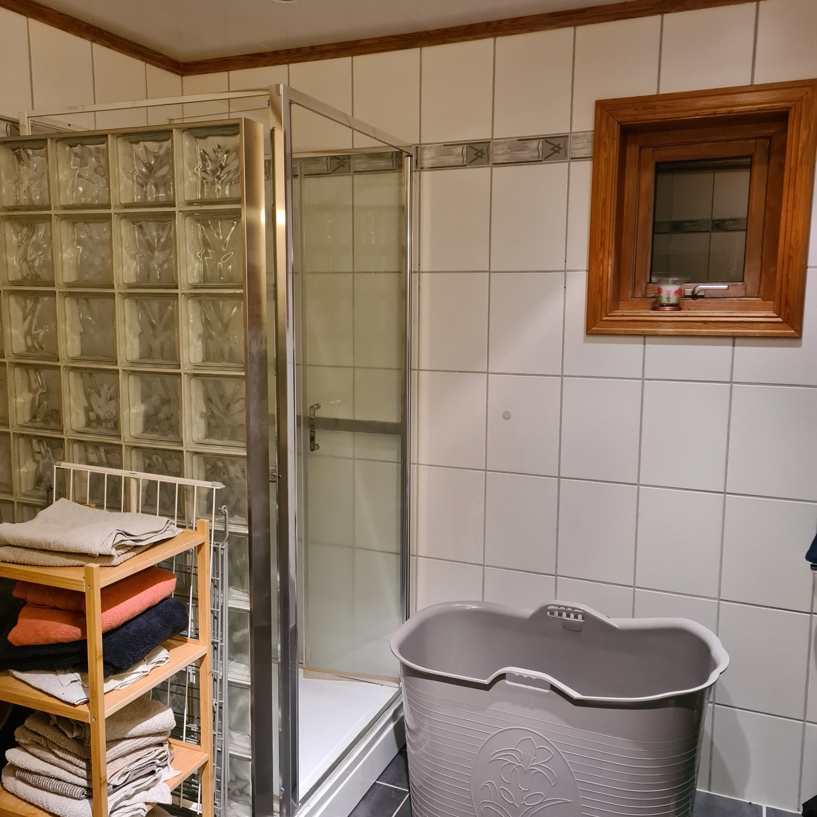 Dusjkabinett og badebalje. Vindu på bad. Galleribilde