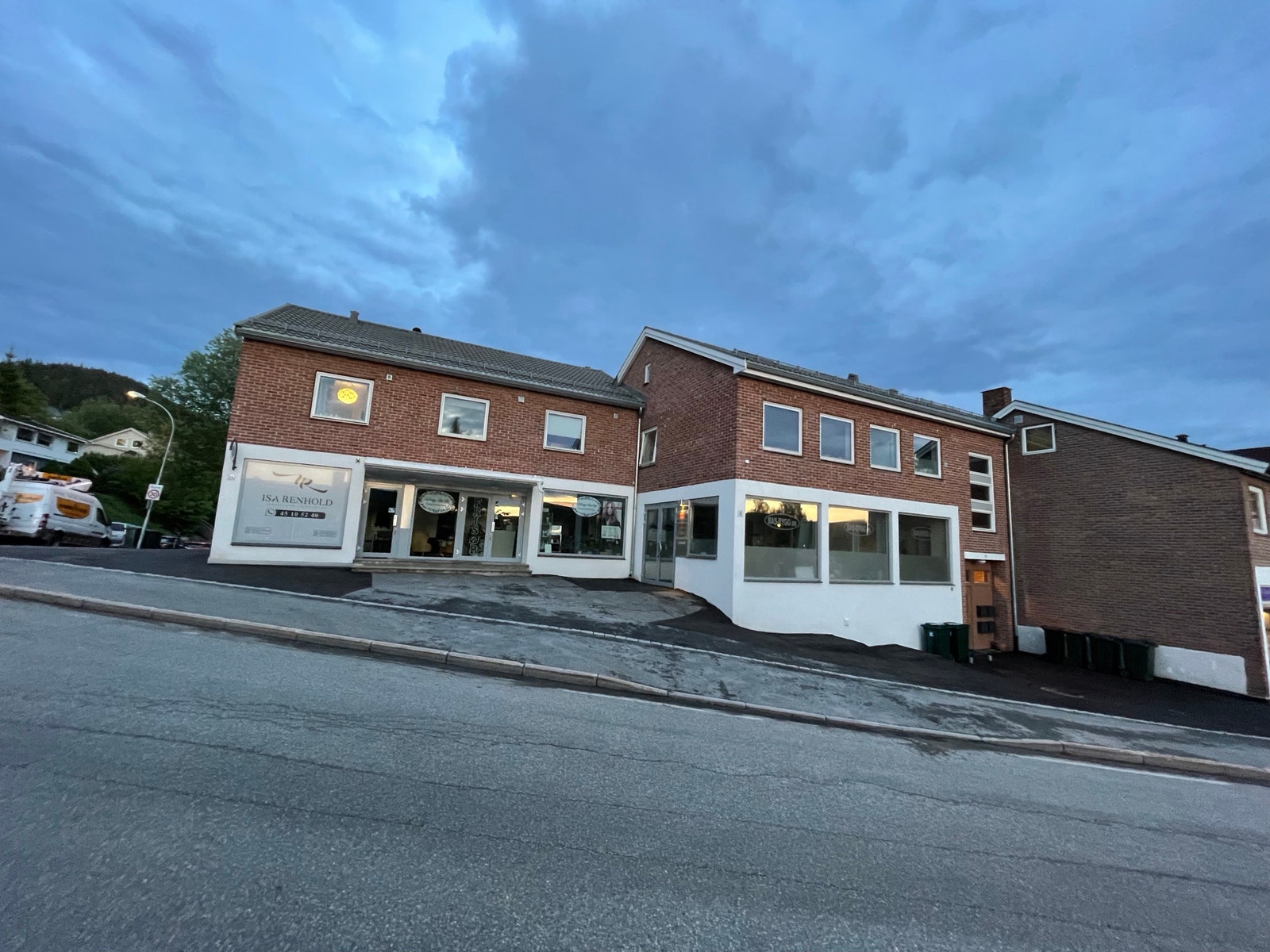 Butikkvindu og en dør fra venstre viser lokalet Galleribilde