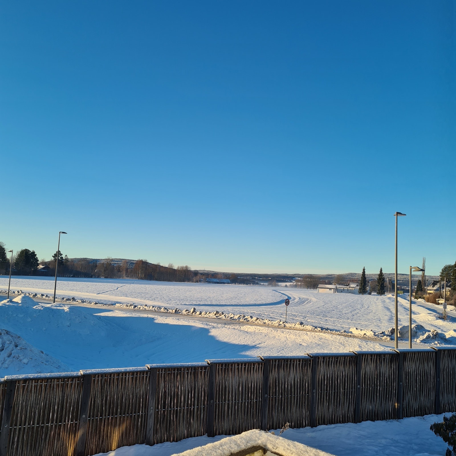 Utsikt fra 2.etsj, skiløyper på jordet Galleribilde