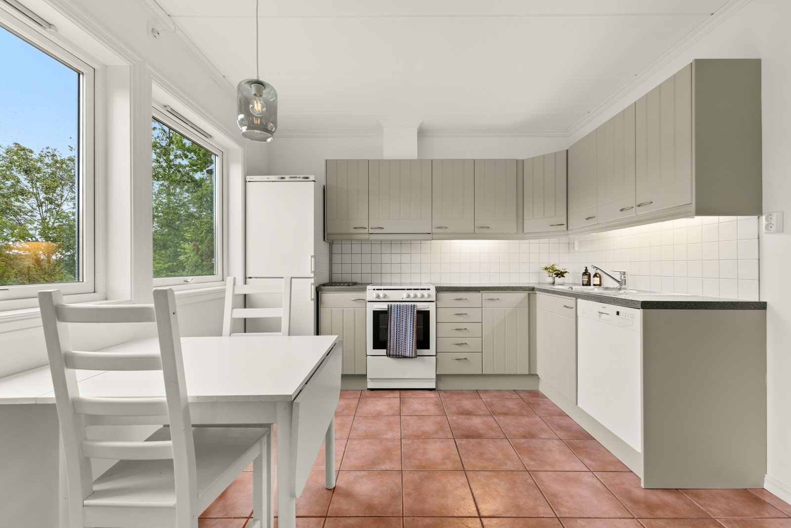 Kjøkken med inkluderte hvitevarer Galleribilde