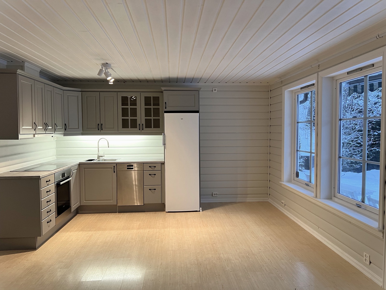 Koselig kjøkken med spisekrok ved vindu Galleribilde