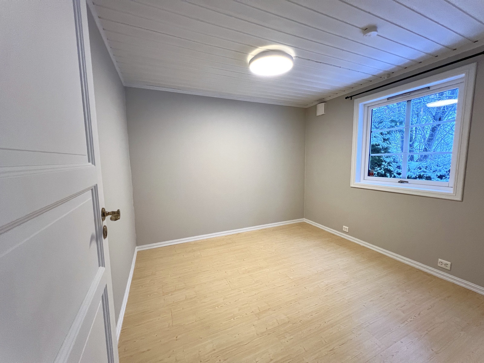 Soverom med plass til dobbeltseng Galleribilde