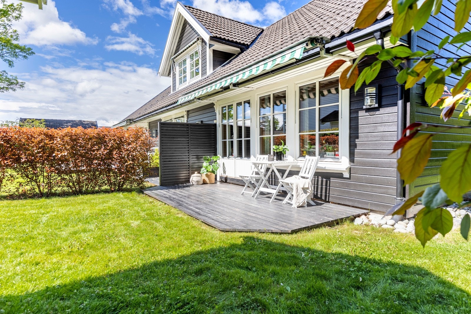 Hage/uteområde på sommerstid Galleribilde