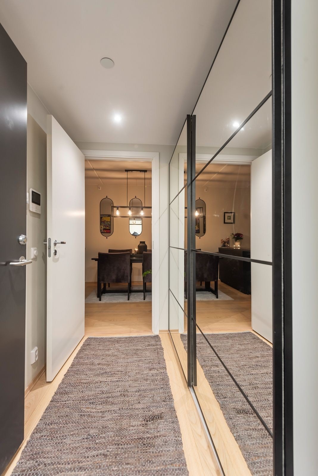 Hyggelig entre med skyvedørgarderobe. Dørcalling med videofunksjon. Galleribilde