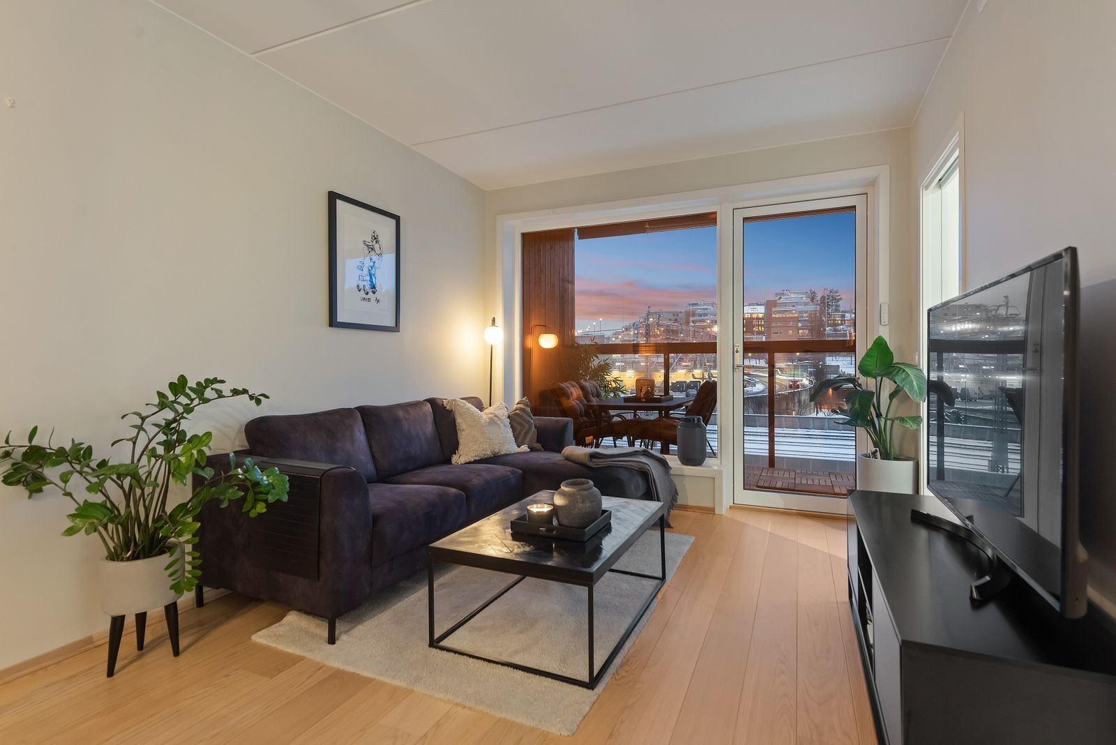 Leiligheten har store vindusflater som gir et godt lys og en hyggelig atmosfære Galleribilde