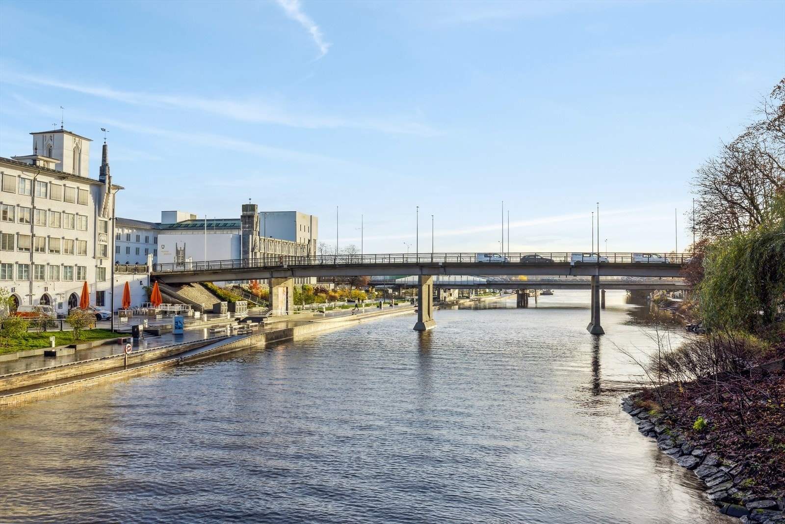 1 min til gangvei langs idylliske Sandvikselva Galleribilde