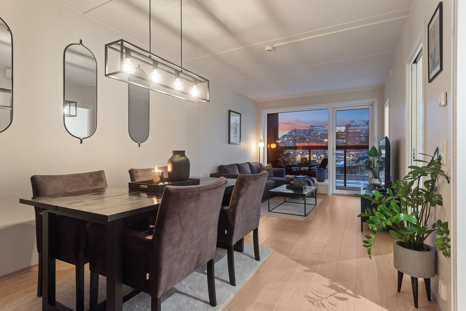 Stue med god plass til spisebord og sofagruppe Galleribilde