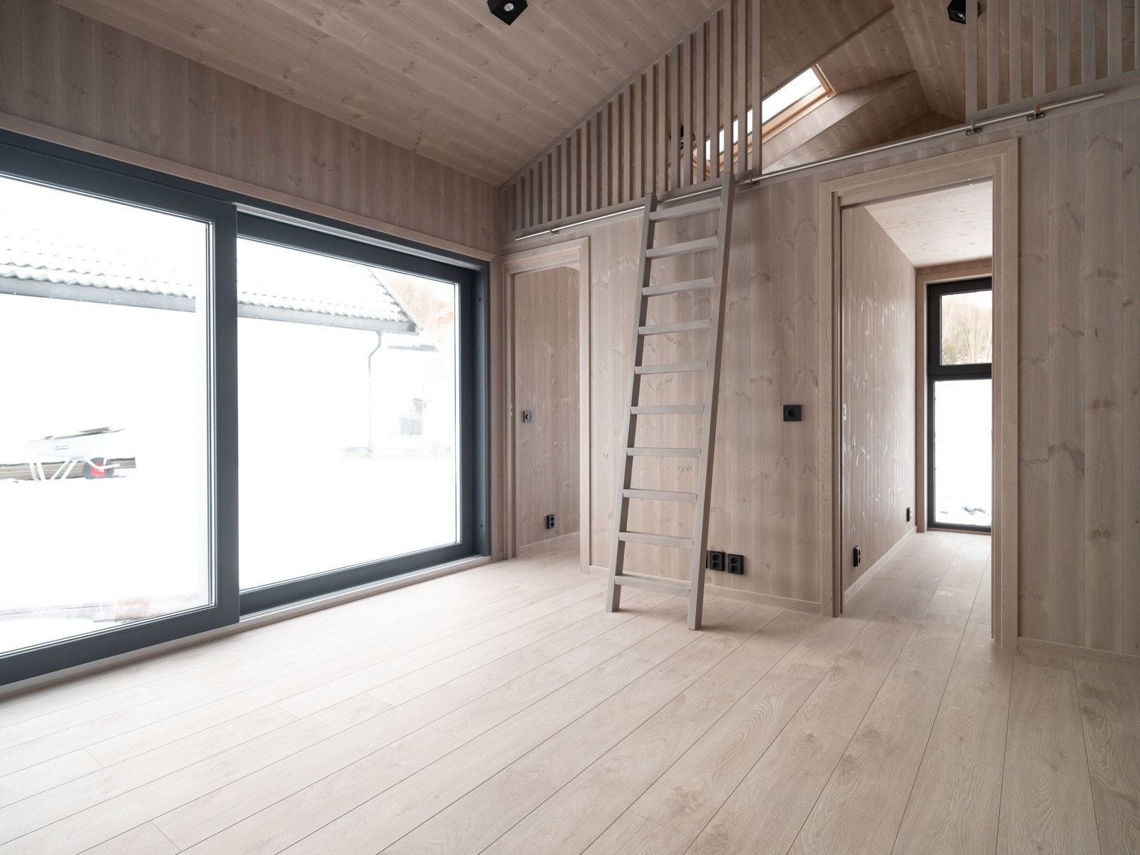 2 store hemser på ca 10 kvm hver gir ulike innredningsmuligheter i boligen. Flere soveplasser, tv-stue eller lagringsplass? Galleribilde