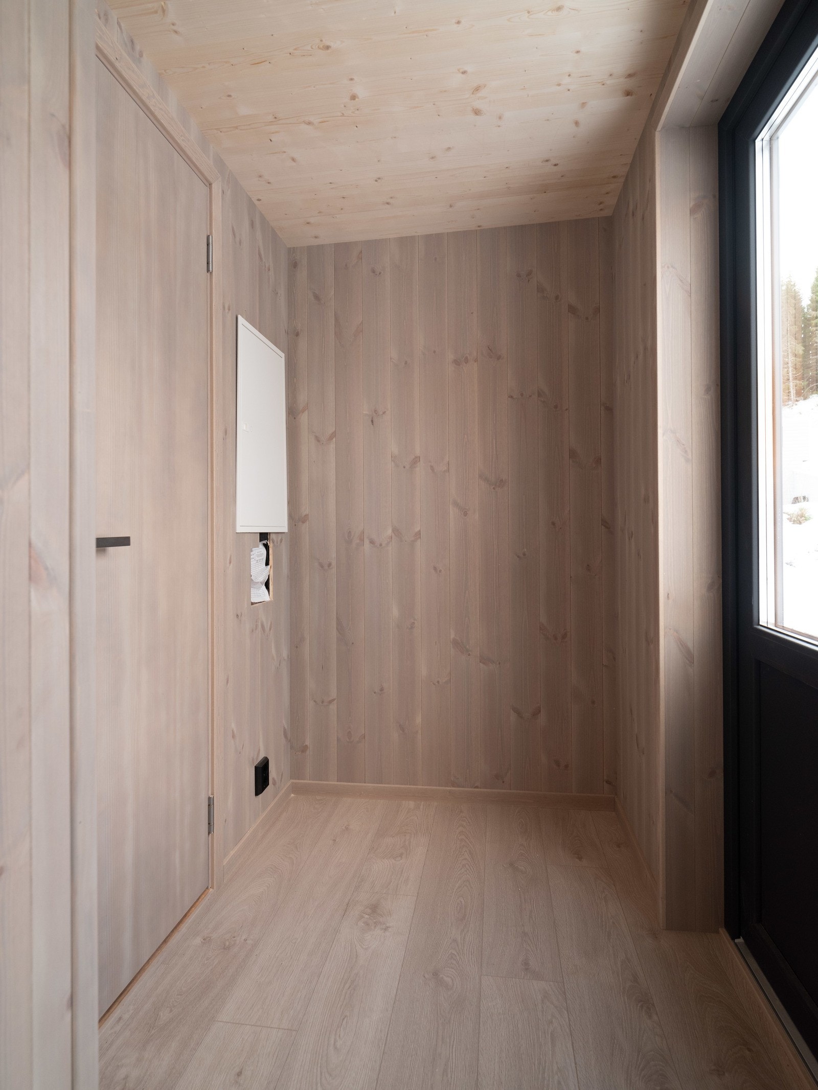 Entre med varme i gulv og god plass til garderobeskap. Galleribilde