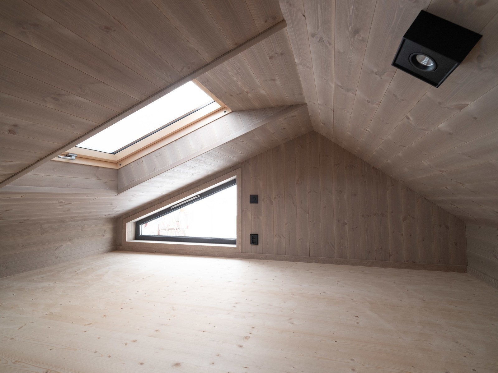 Hovedhems har også sidefelt i tillegg til takvindu. Galleribilde