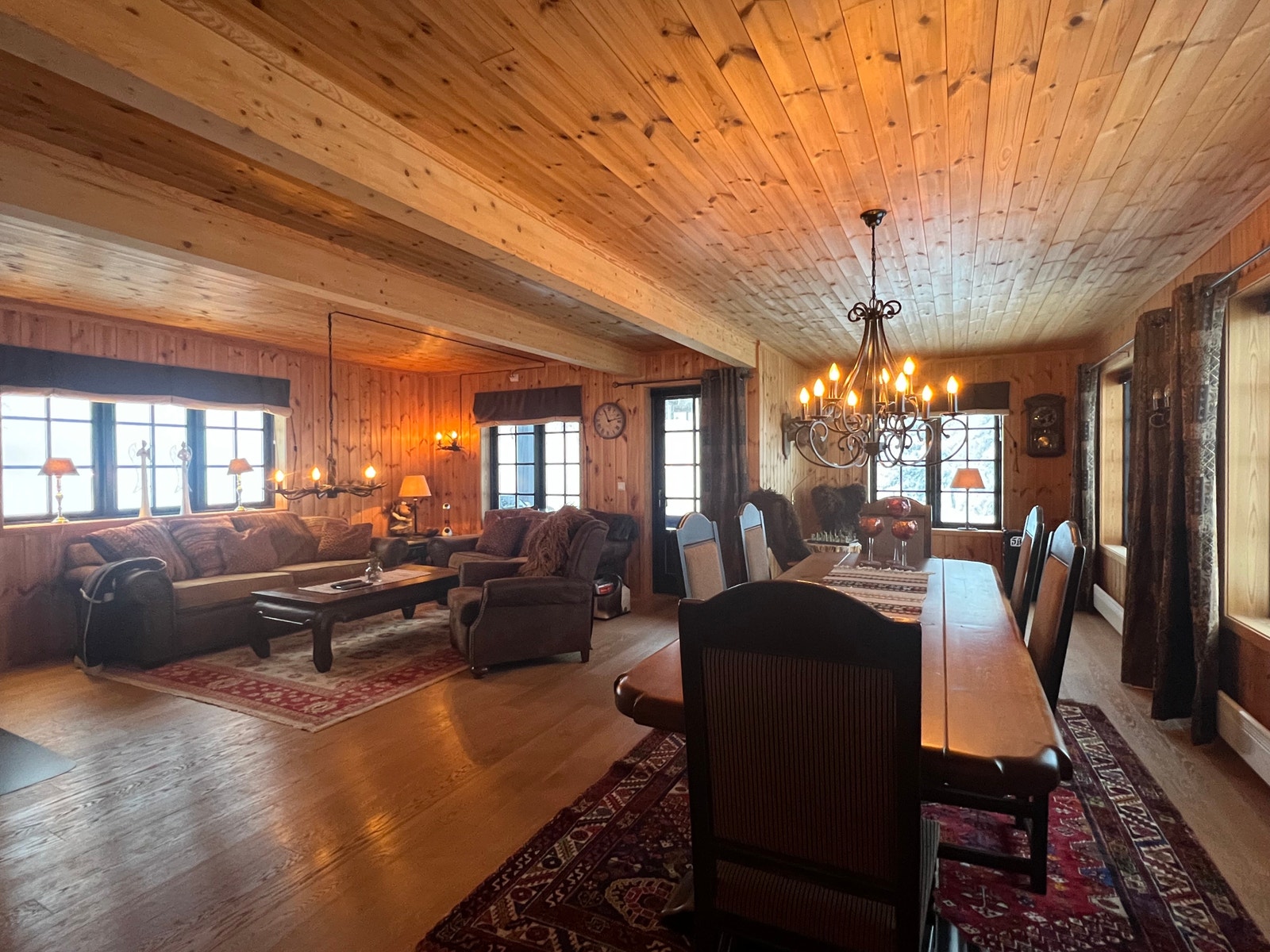 Romslig spisestue med plass til 8 Galleribilde