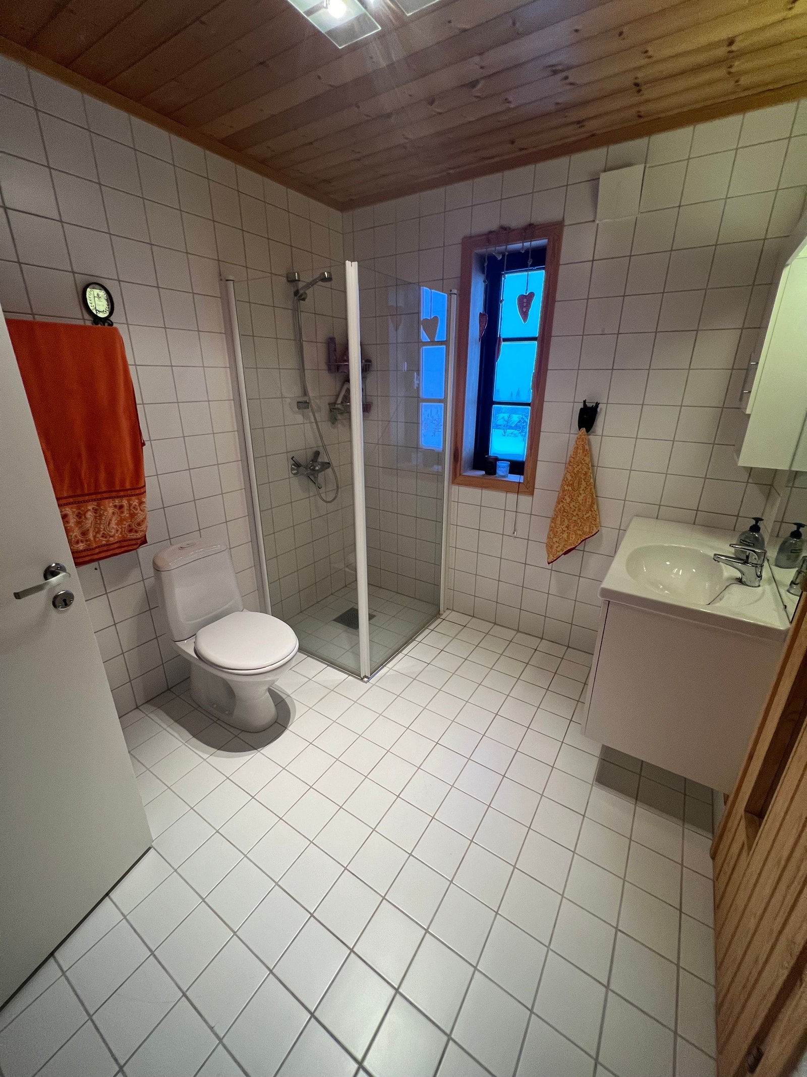 Bad 1 etg med dusj og vaskemaskin/tørketrommel. Galleribilde