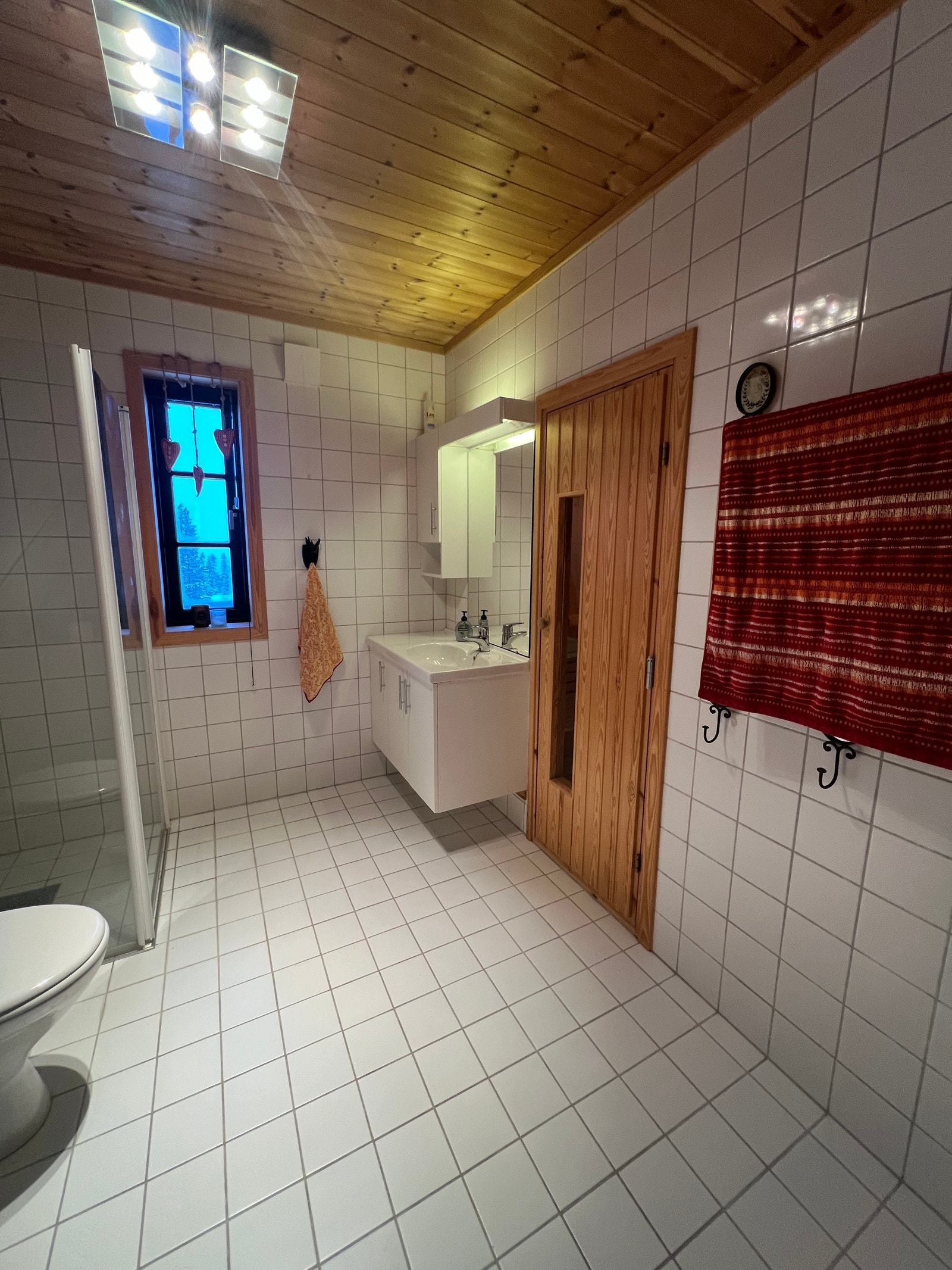 Bad 1 etg med inngang badstue. Galleribilde