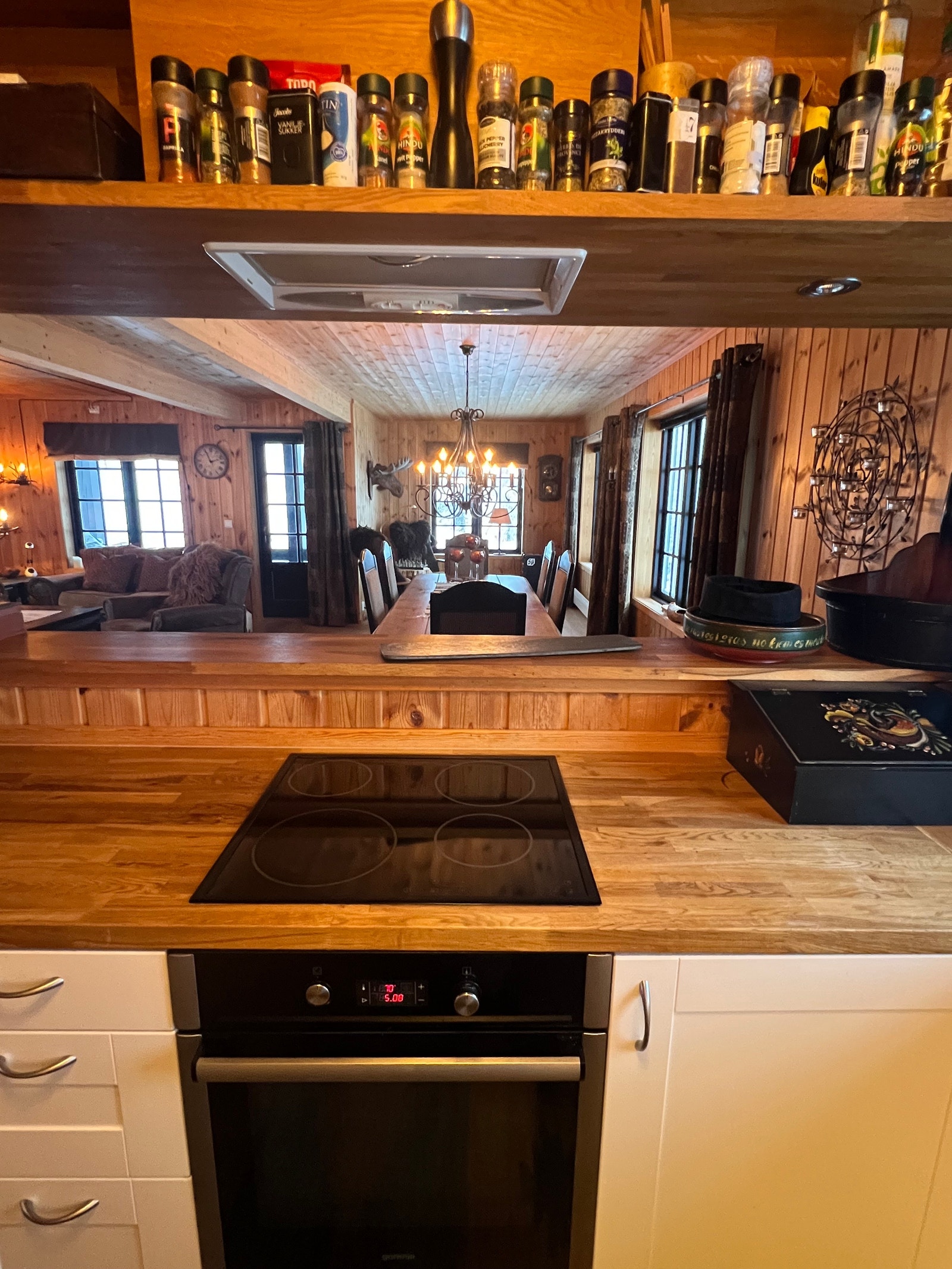 Kjøkken m spisestue og kose krok i bakgrunnen. Galleribilde