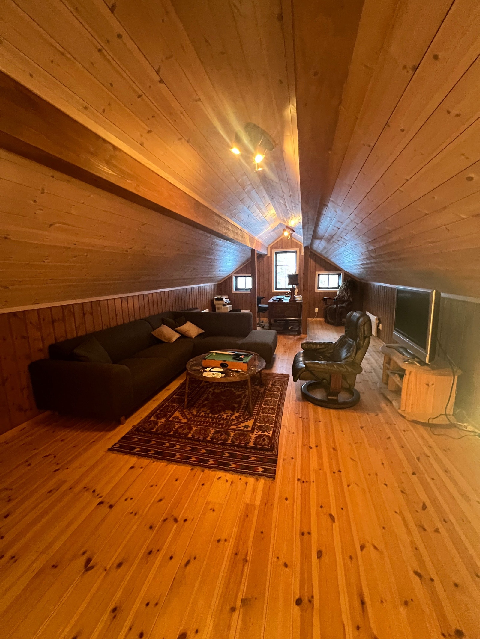 Loftstue med kontor i bakgrunnen. Galleribilde