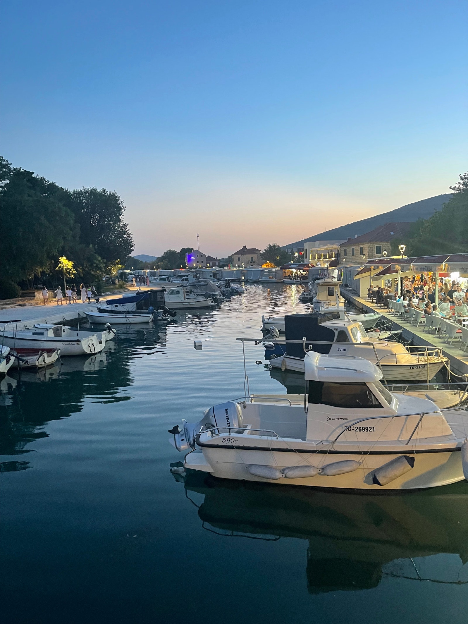 Kanal mellom fastland og Trogir by Galleribilde