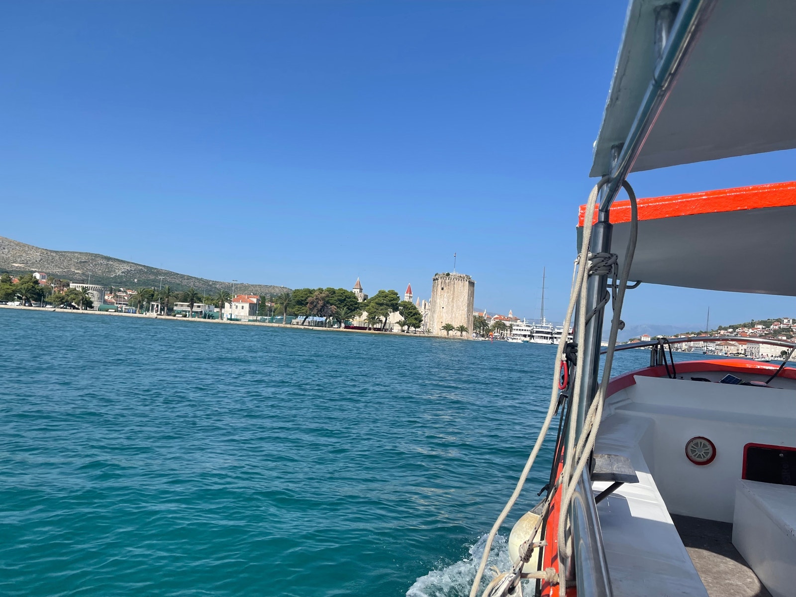 Taxibåt fra Trogir by til Okgrugstranden med restauranter Galleribilde