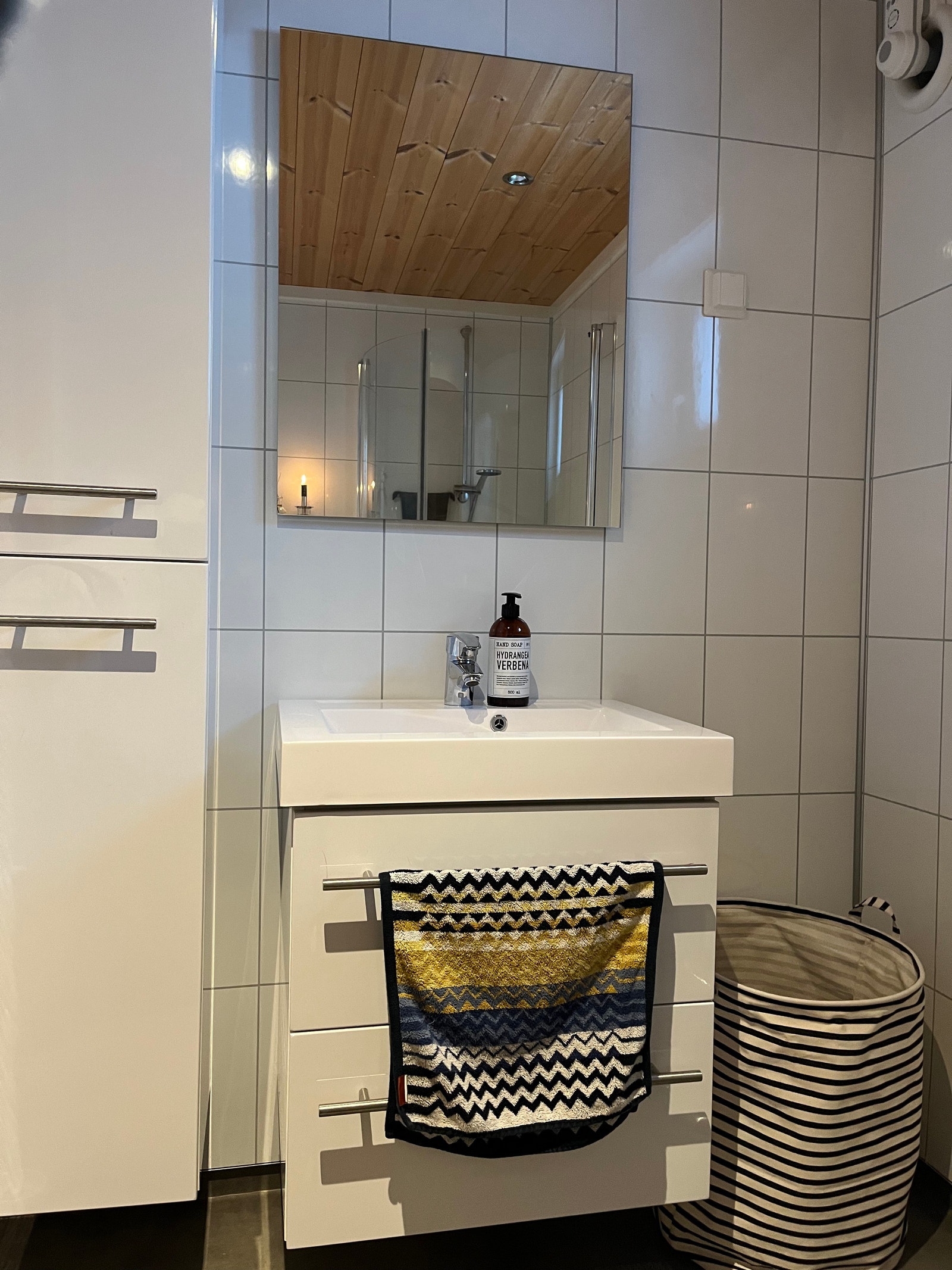 Baderom 1: Toalett, vask, dusj. Galleribilde