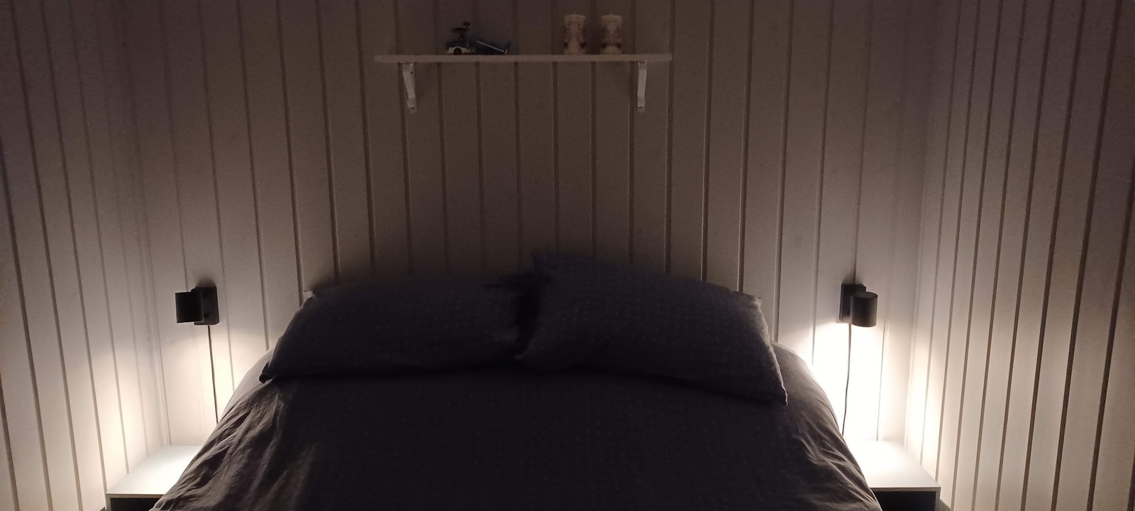 Nye lamper og nattbord. Alle senger og annet inventar følger med Galleribilde