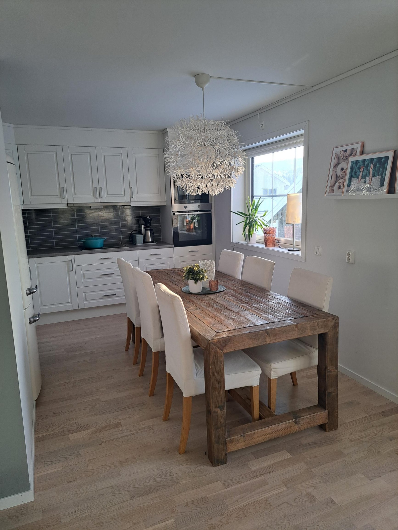 Kjøkken med spiseplass Galleribilde