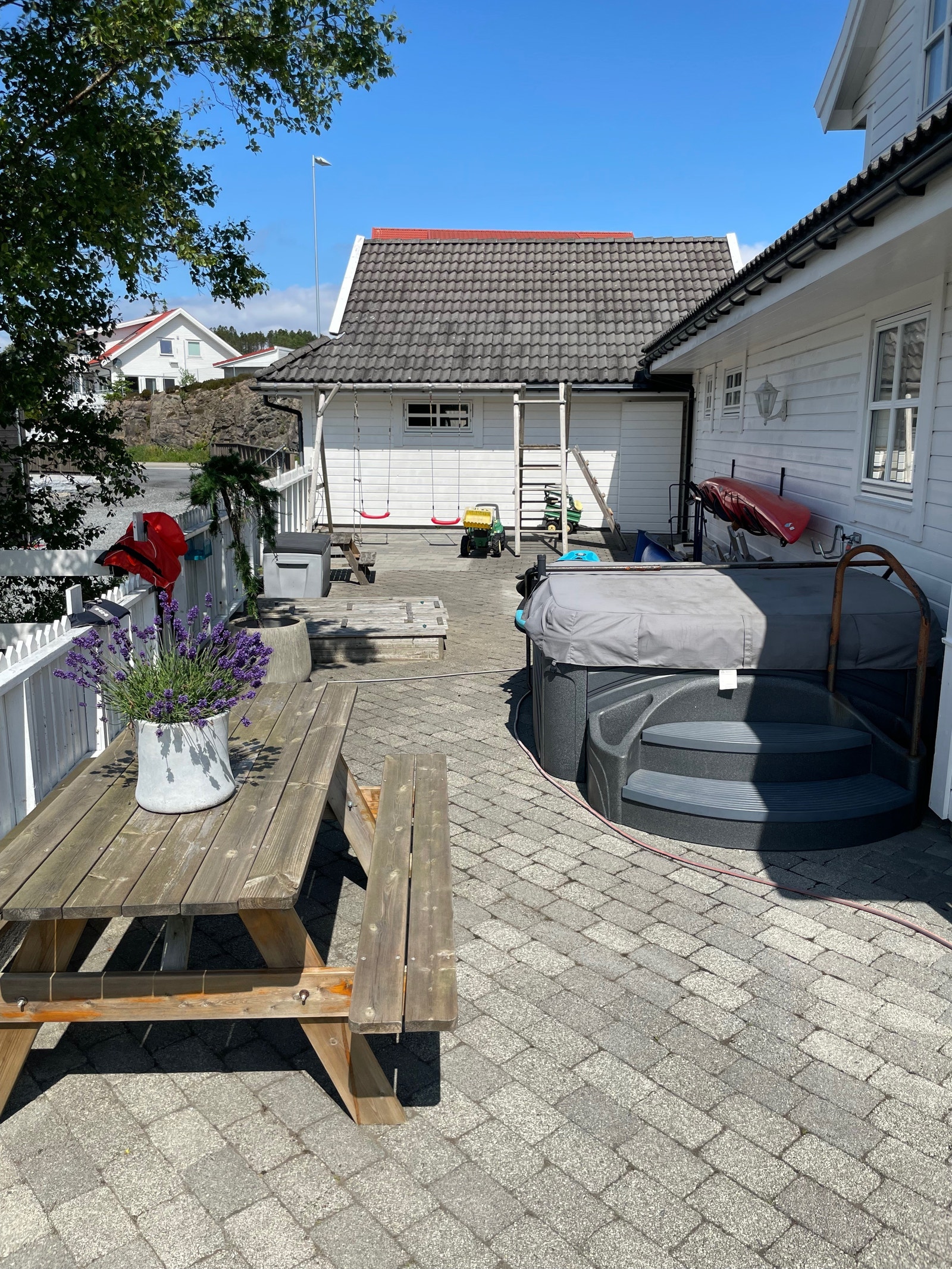 Jacuzzi. Lekestativ og sandkasse er fjernet Galleribilde