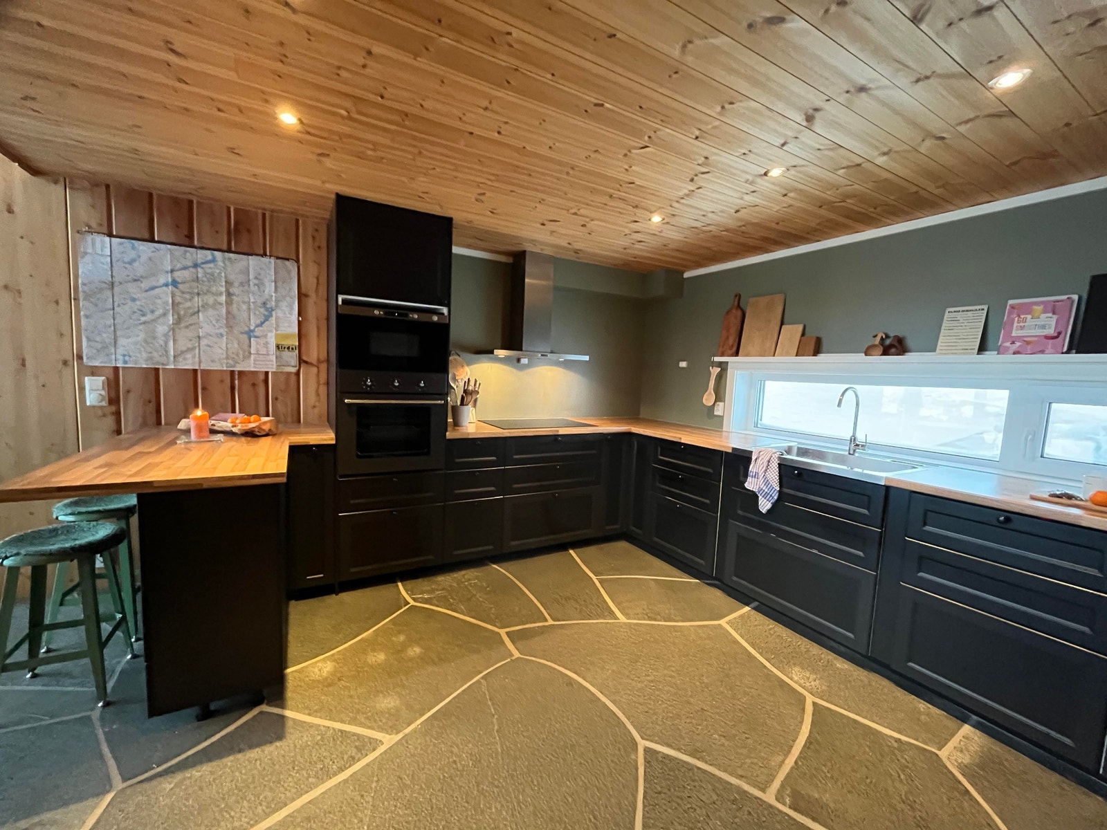 Kjøkken: Romslig og godt utstyrt kjøkken.
Kjøkkenøy med to sitteplasser. Galleribilde