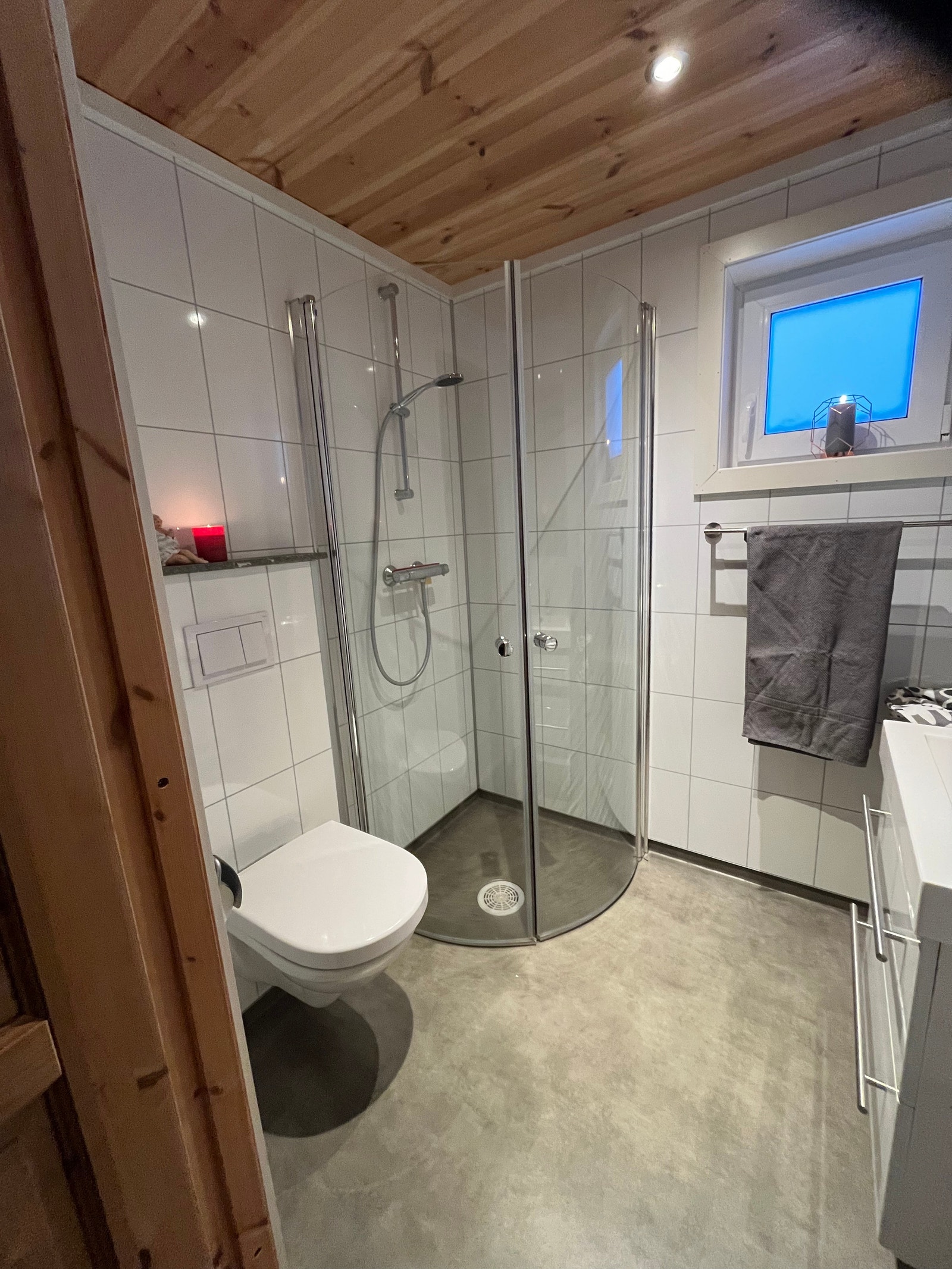 Baderom 2: Toalett, vask, dusj Galleribilde