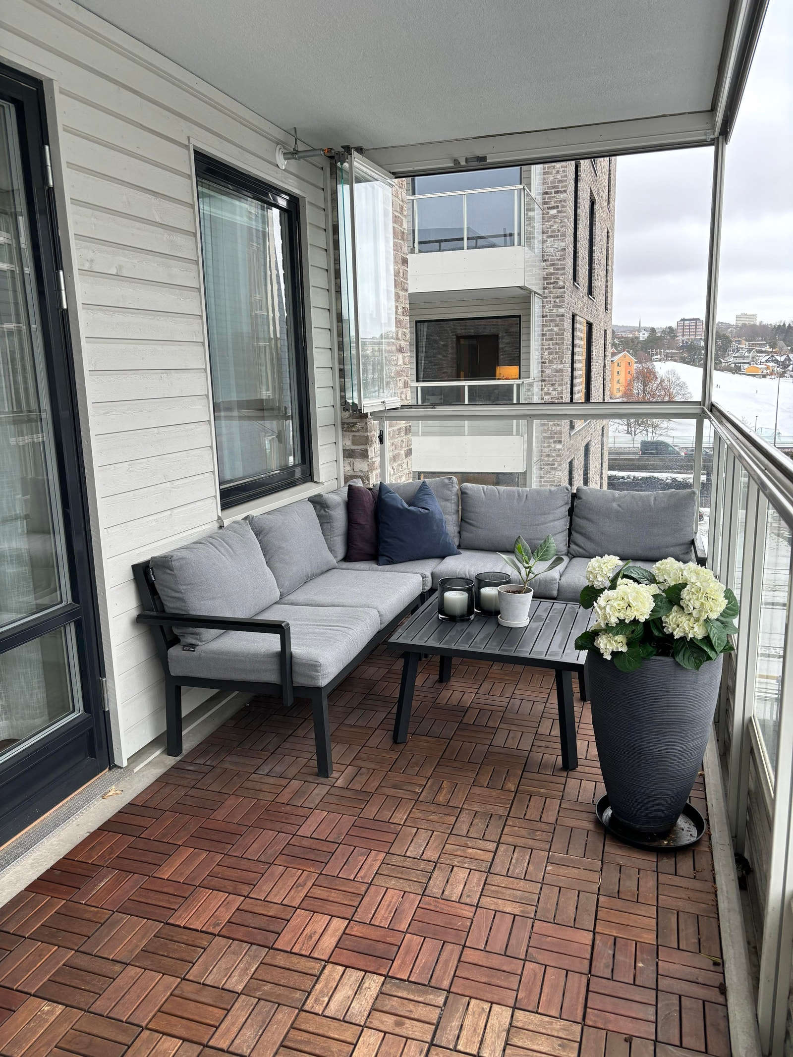 11 kvm. terasse med god plass til utemøbler og fjordutsikt Galleribilde