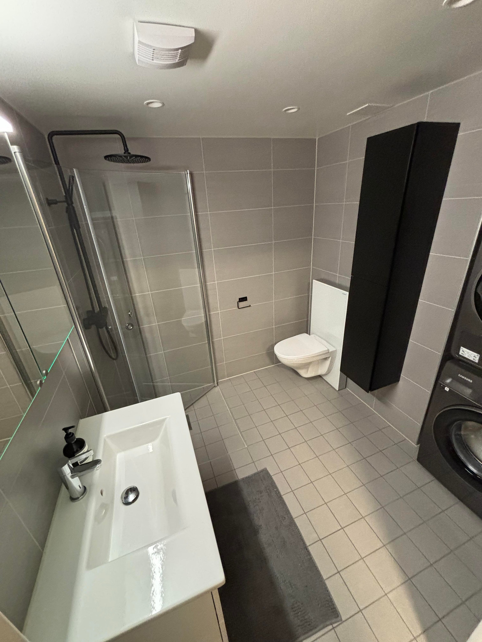 Bad fra 2021 med vaskemaskin og tørketrommel ink. Galleribilde