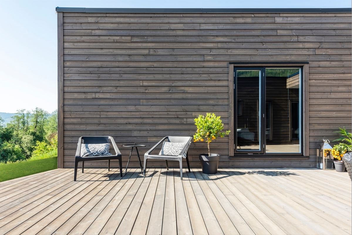 Utgang fra soverom til platting og fra stue solrik veranda Galleribilde