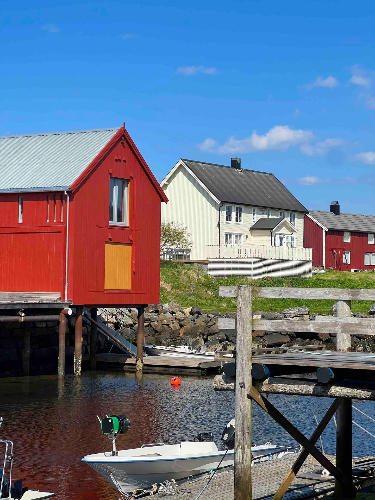 Rett ved sjøen. Galleribilde