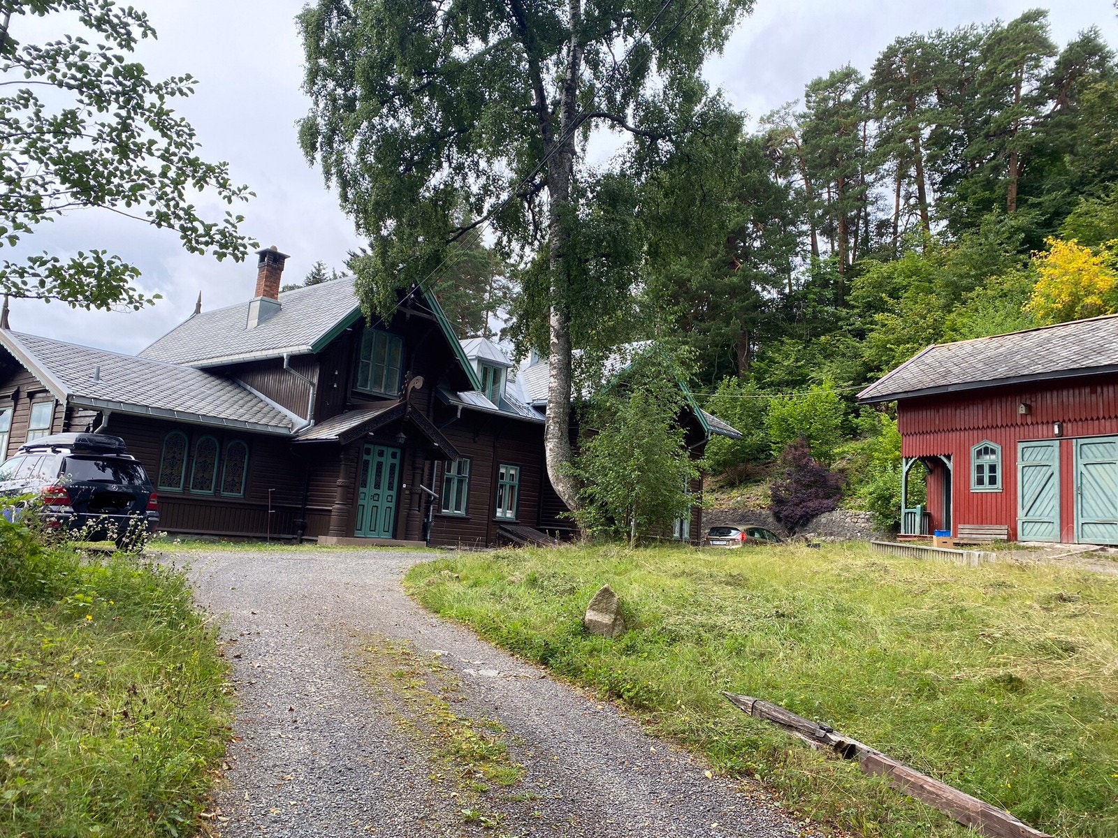 Tunet med gammel stall Galleribilde