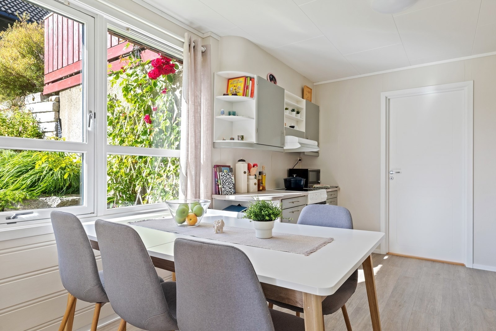 Kjøkkenet har plass til spiseplass Galleribilde